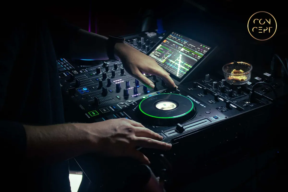 Lej en DJ til fest i bryllup — DJ mixer musik ved pulten
