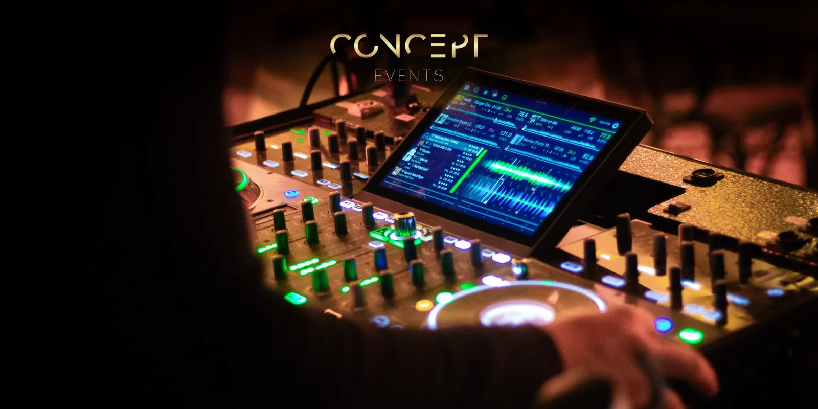 DJ-mixer i varmt ravgult lys til reception