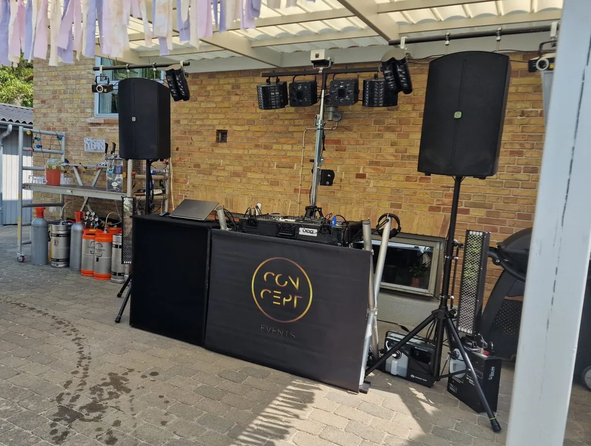 Lej en DJ til julefrokost — DJ til firmafest i festligt lokale
