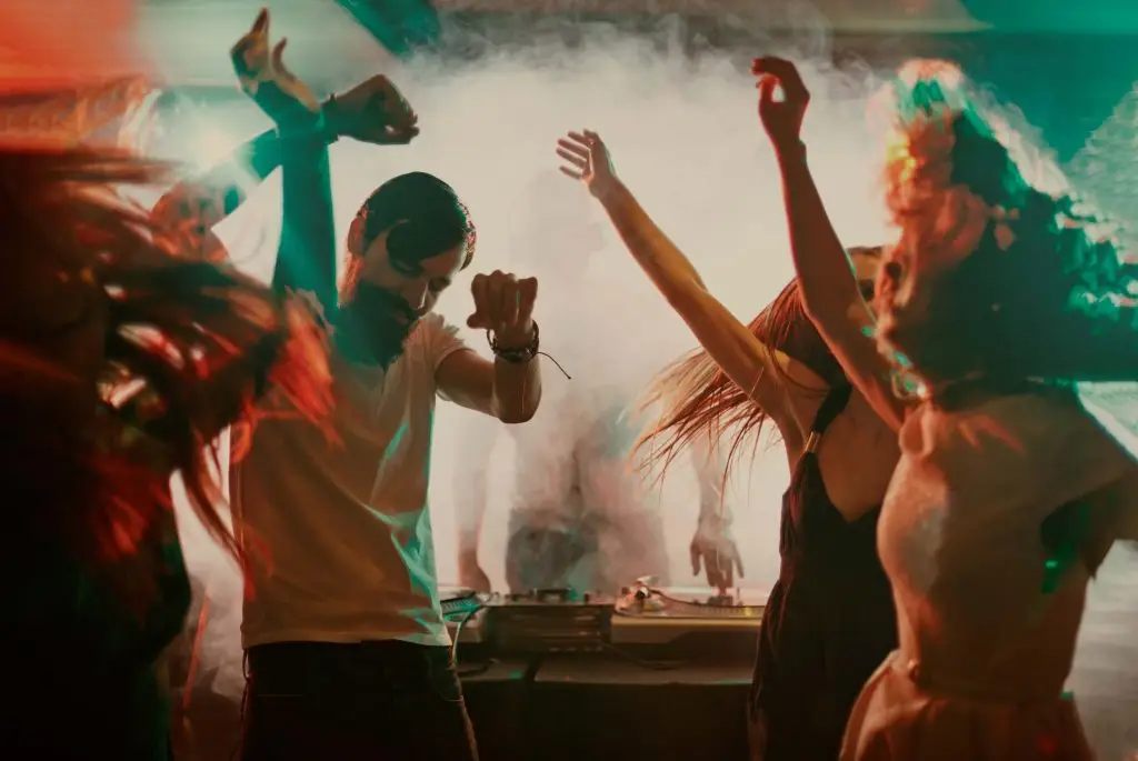 Lej DJ til fest Book DJ til fest Hvad koster det at leje en DJ til dit event?